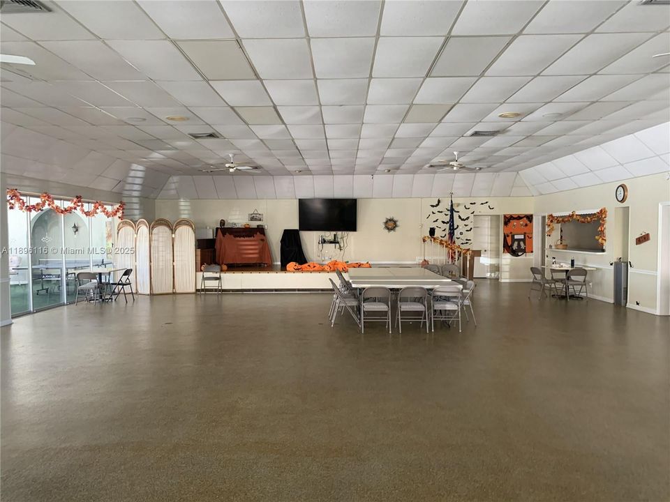 For Sale: $189,900 (2 beds, 1 baths, 938 Square Feet)