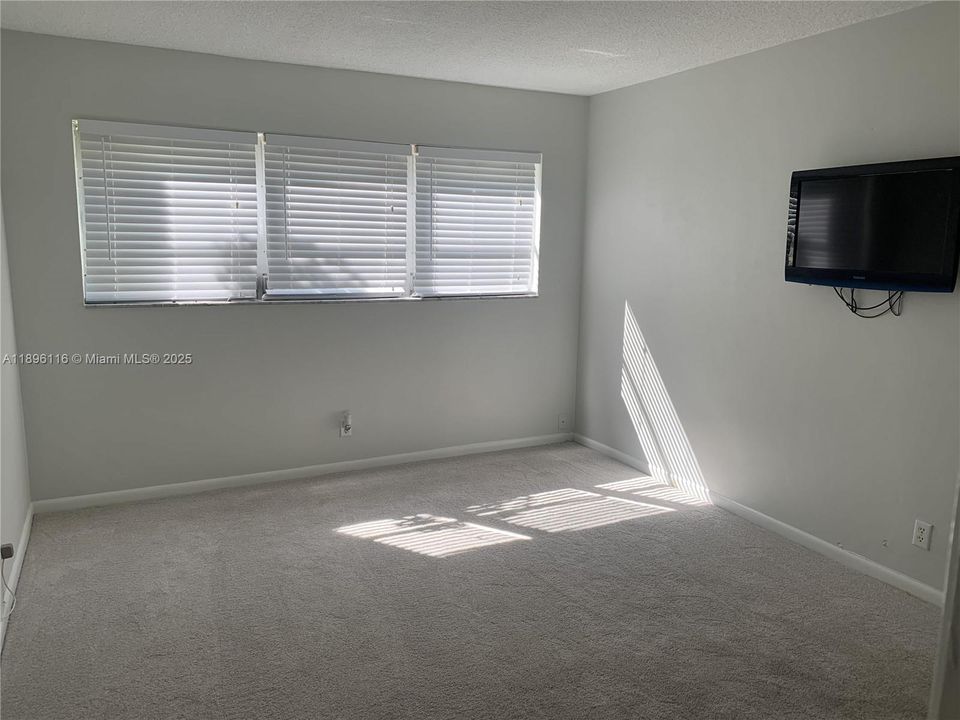 For Sale: $189,900 (2 beds, 1 baths, 938 Square Feet)
