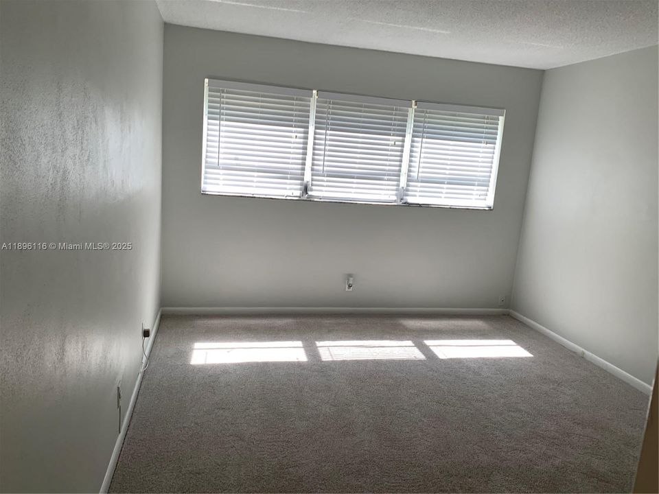 For Sale: $189,900 (2 beds, 1 baths, 938 Square Feet)