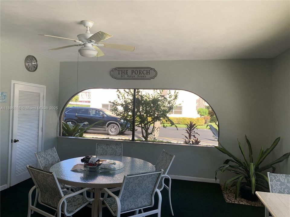 For Sale: $189,900 (2 beds, 1 baths, 938 Square Feet)