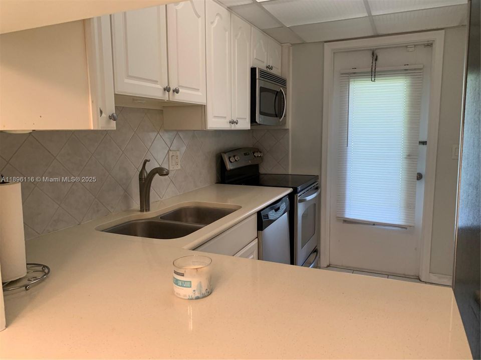 For Sale: $189,900 (2 beds, 1 baths, 938 Square Feet)