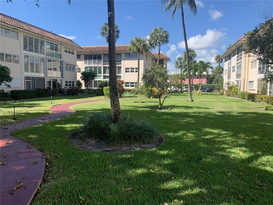 For Sale: $189,900 (2 beds, 1 baths, 938 Square Feet)