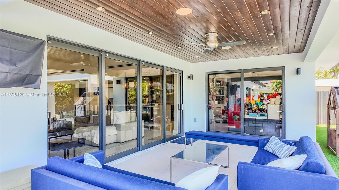 合同活跃: $3,600,000 (4 贝兹, 4 浴室, 2750 平方英尺)