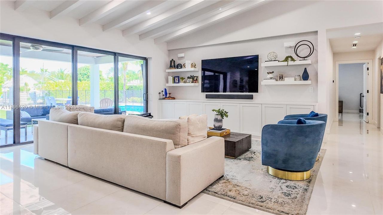 合同活跃: $3,600,000 (4 贝兹, 4 浴室, 2750 平方英尺)