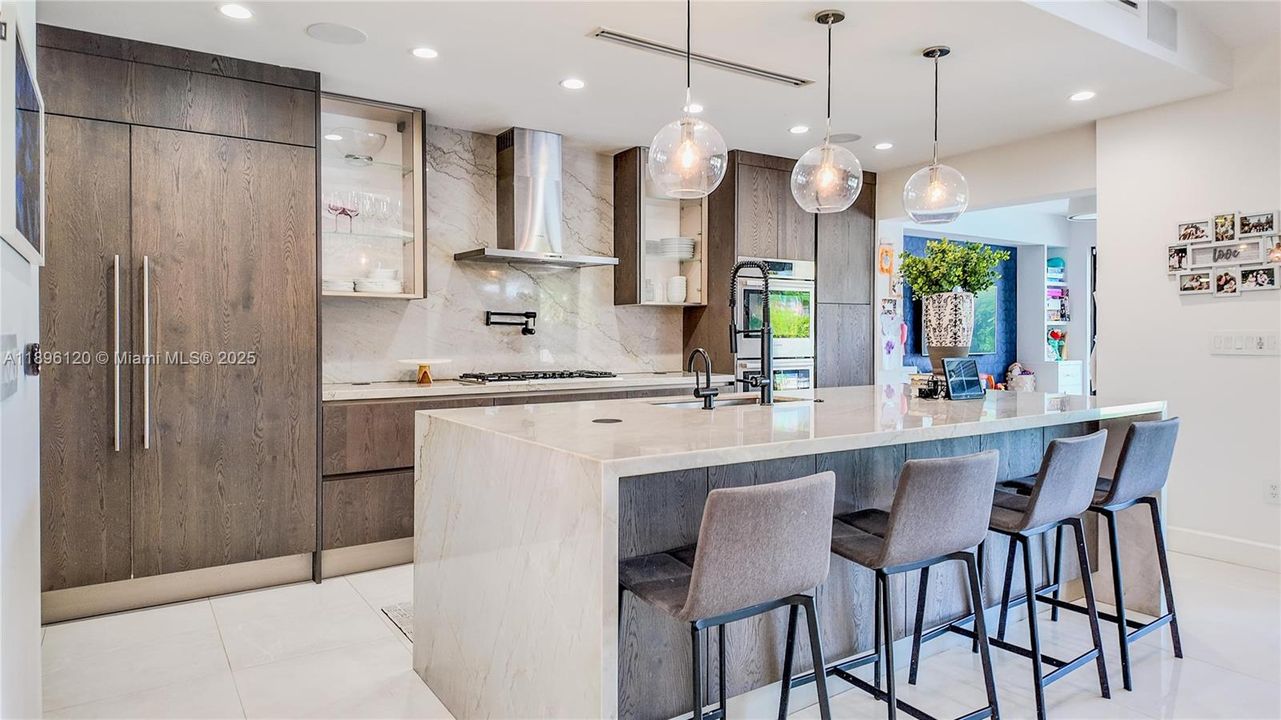 合同活跃: $3,600,000 (4 贝兹, 4 浴室, 2750 平方英尺)