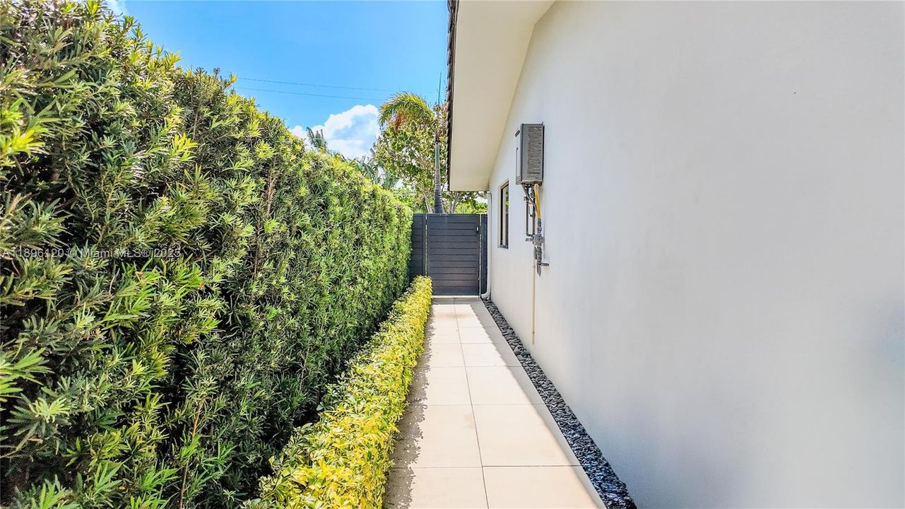 合同活跃: $3,600,000 (4 贝兹, 4 浴室, 2750 平方英尺)