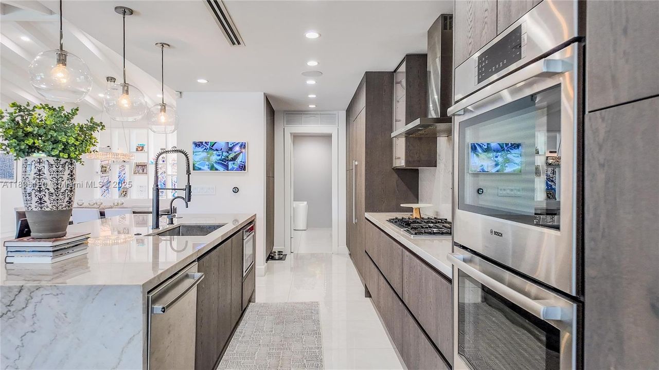 合同活跃: $3,600,000 (4 贝兹, 4 浴室, 2750 平方英尺)