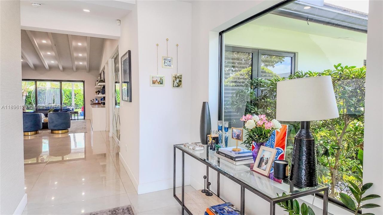 合同活跃: $3,600,000 (4 贝兹, 4 浴室, 2750 平方英尺)