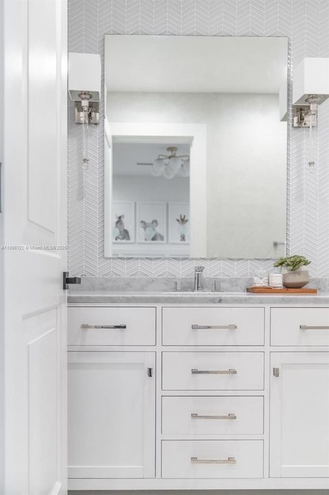 合同活跃: $3,600,000 (4 贝兹, 4 浴室, 2750 平方英尺)