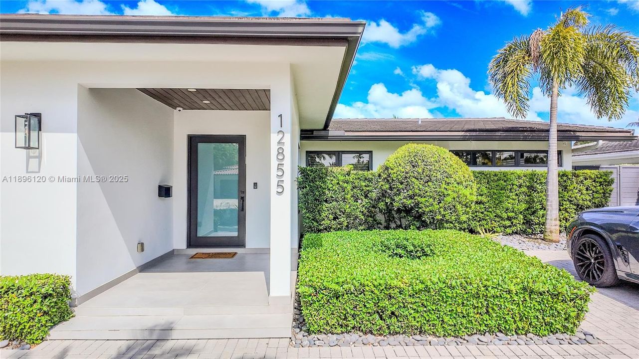 合同活跃: $3,600,000 (4 贝兹, 4 浴室, 2750 平方英尺)