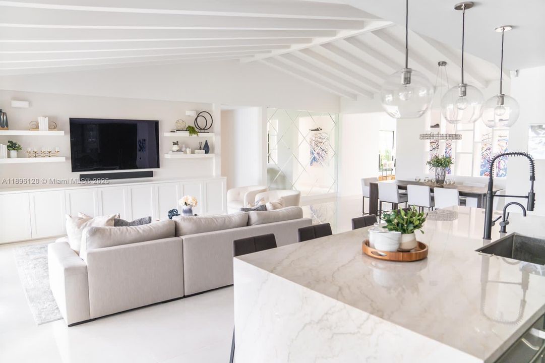 合同活跃: $3,600,000 (4 贝兹, 4 浴室, 2750 平方英尺)