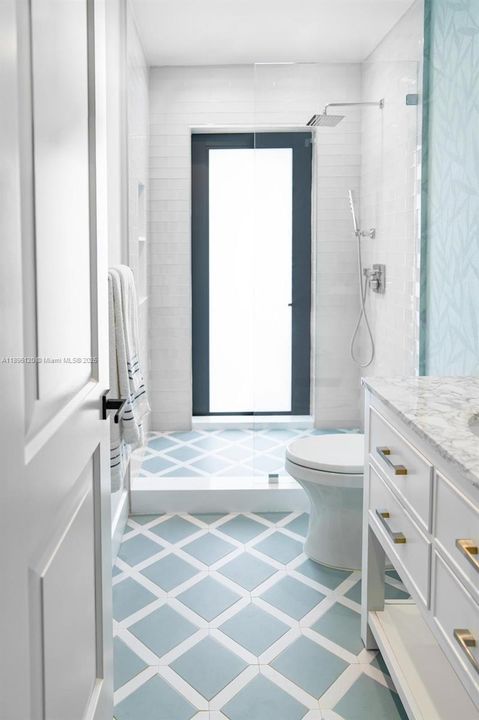 合同活跃: $3,600,000 (4 贝兹, 4 浴室, 2750 平方英尺)