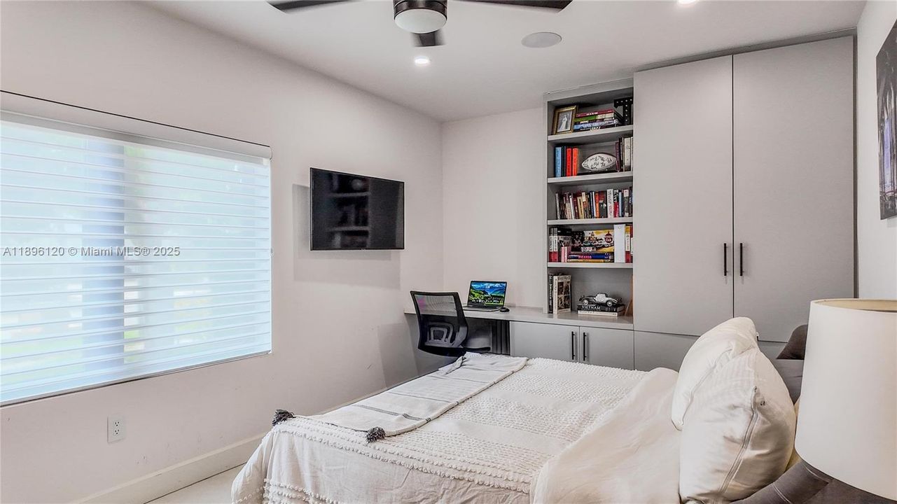 合同活跃: $3,600,000 (4 贝兹, 4 浴室, 2750 平方英尺)