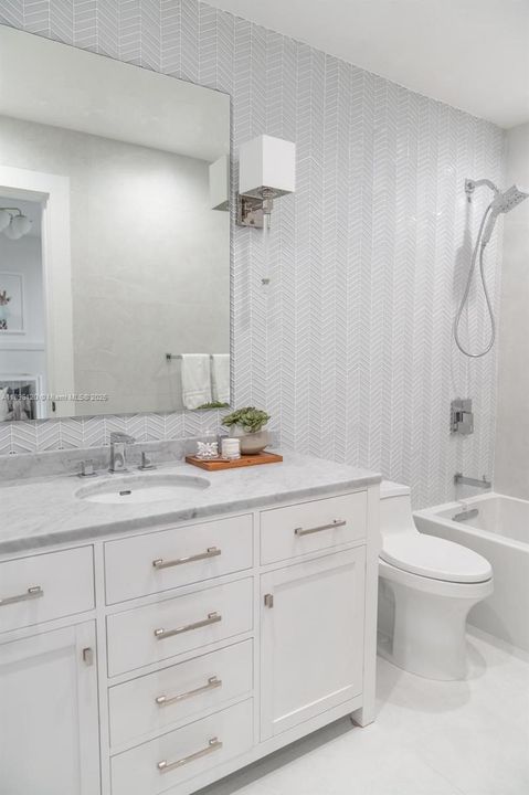 合同活跃: $3,600,000 (4 贝兹, 4 浴室, 2750 平方英尺)