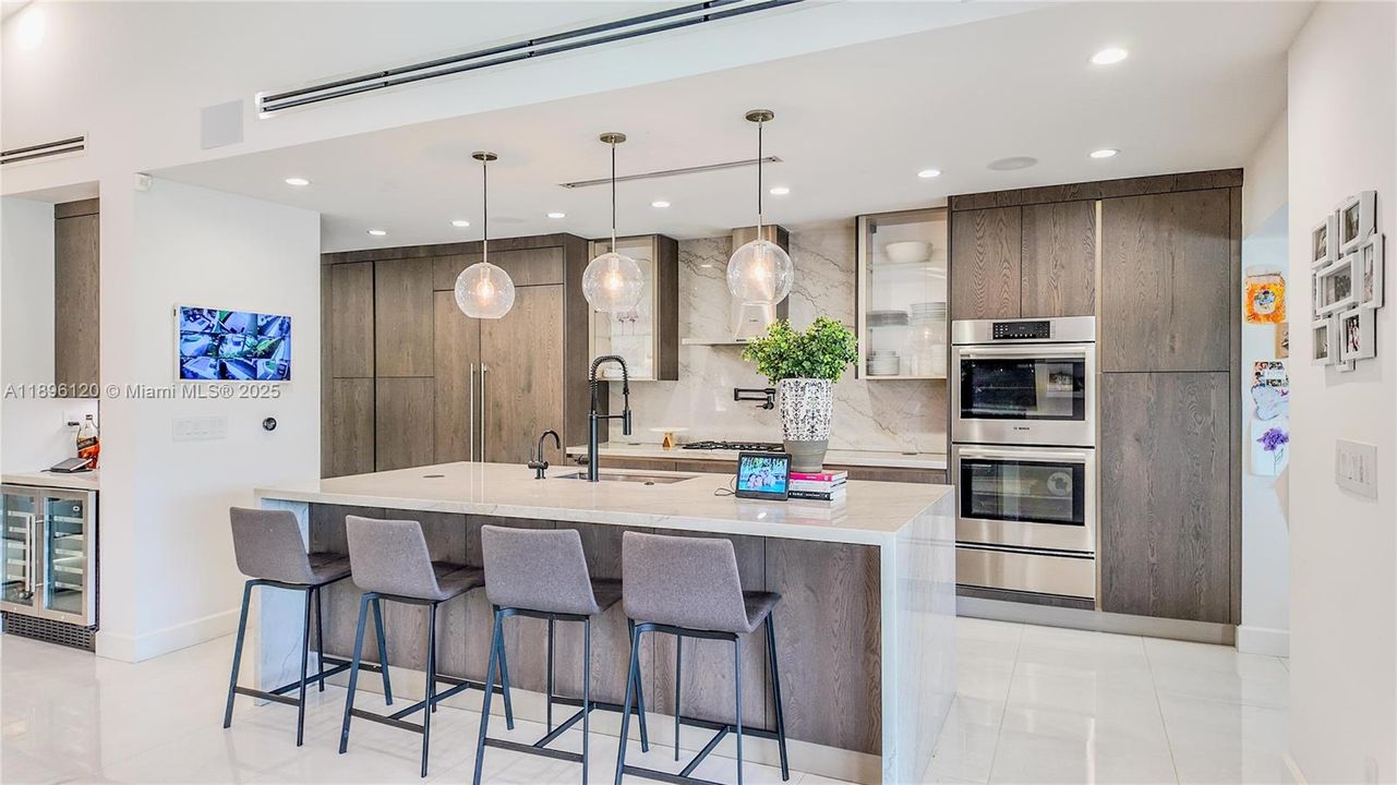 合同活跃: $3,600,000 (4 贝兹, 4 浴室, 2750 平方英尺)