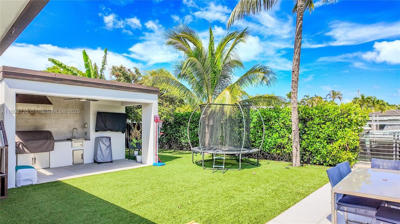 合同活跃: $3,600,000 (4 贝兹, 4 浴室, 2750 平方英尺)