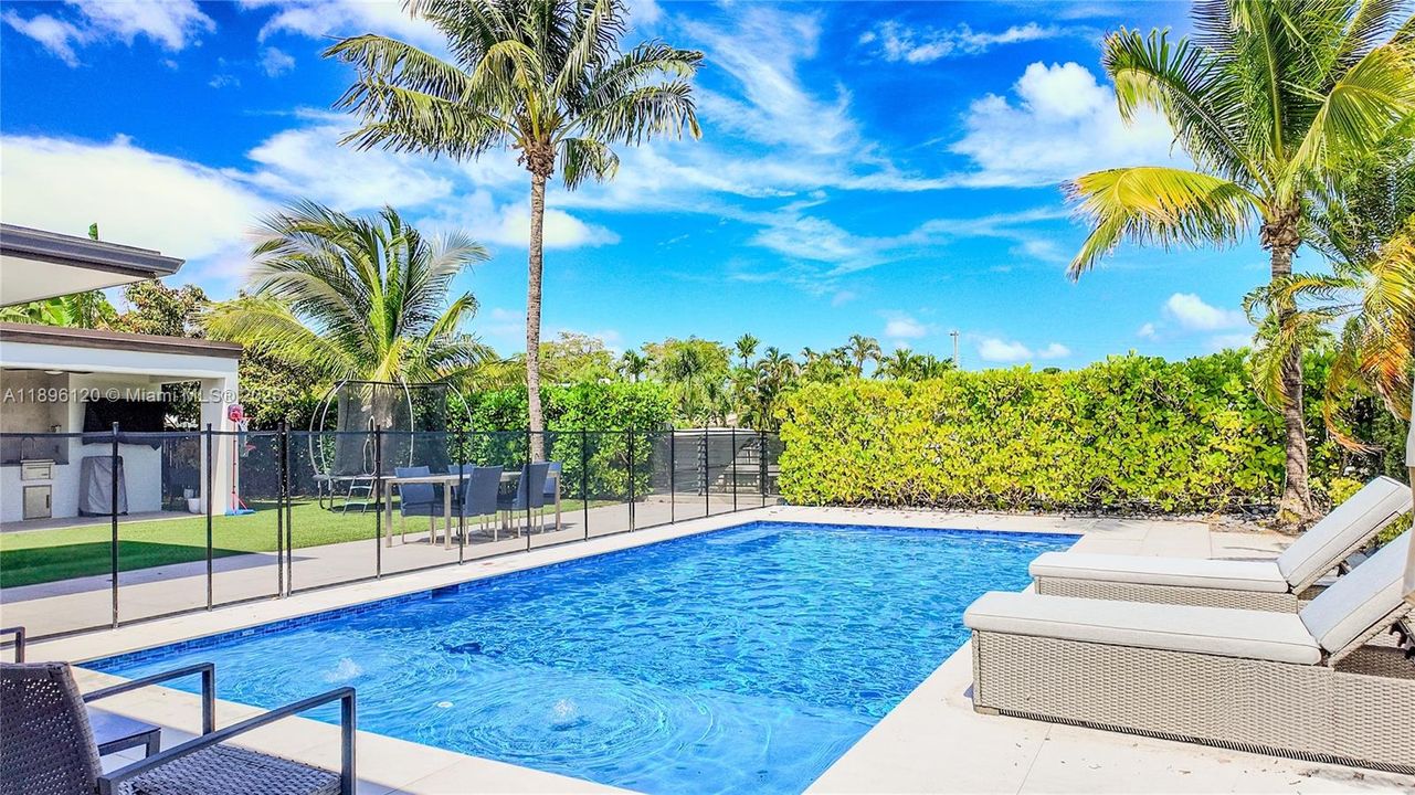 合同活跃: $3,600,000 (4 贝兹, 4 浴室, 2750 平方英尺)