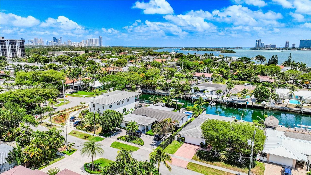 合同活跃: $3,600,000 (4 贝兹, 4 浴室, 2750 平方英尺)