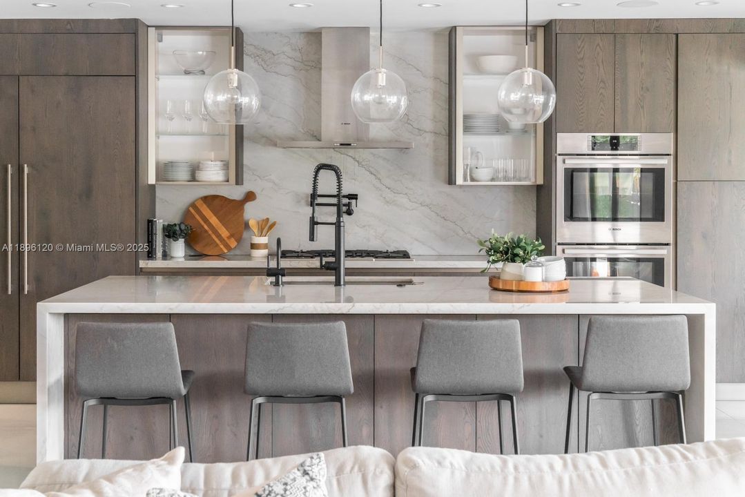 合同活跃: $3,600,000 (4 贝兹, 4 浴室, 2750 平方英尺)