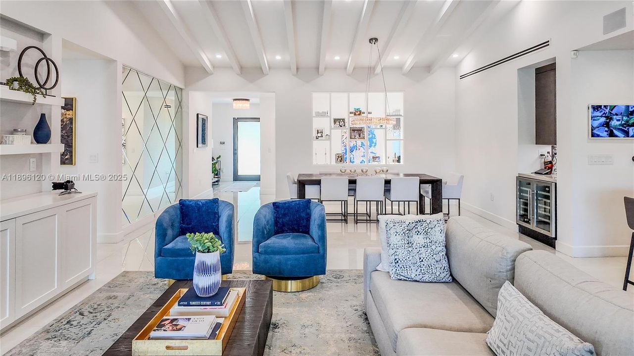 合同活跃: $3,600,000 (4 贝兹, 4 浴室, 2750 平方英尺)