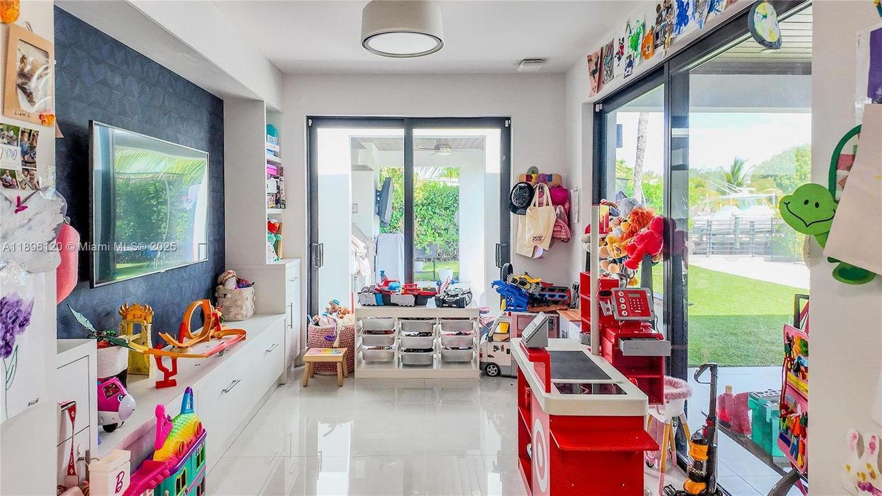 合同活跃: $3,600,000 (4 贝兹, 4 浴室, 2750 平方英尺)