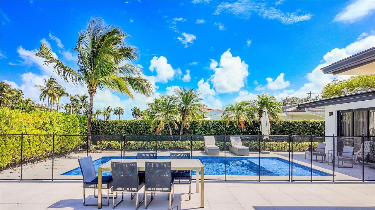 合同活跃: $3,600,000 (4 贝兹, 4 浴室, 2750 平方英尺)