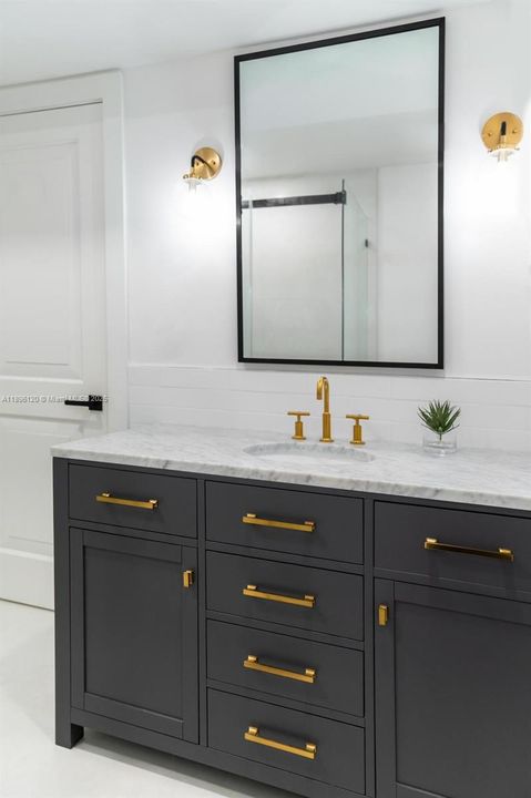 合同活跃: $3,600,000 (4 贝兹, 4 浴室, 2750 平方英尺)