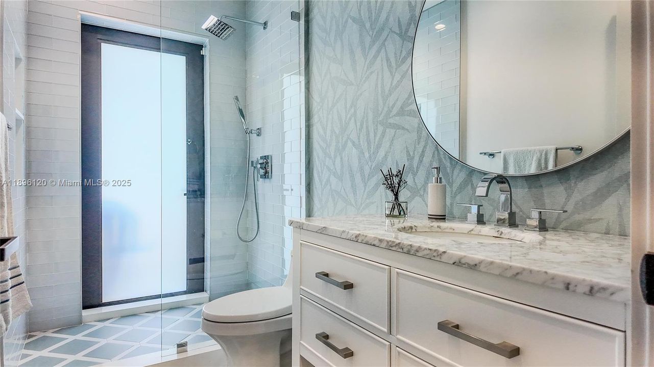 合同活跃: $3,600,000 (4 贝兹, 4 浴室, 2750 平方英尺)