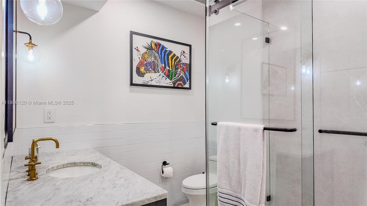 合同活跃: $3,600,000 (4 贝兹, 4 浴室, 2750 平方英尺)