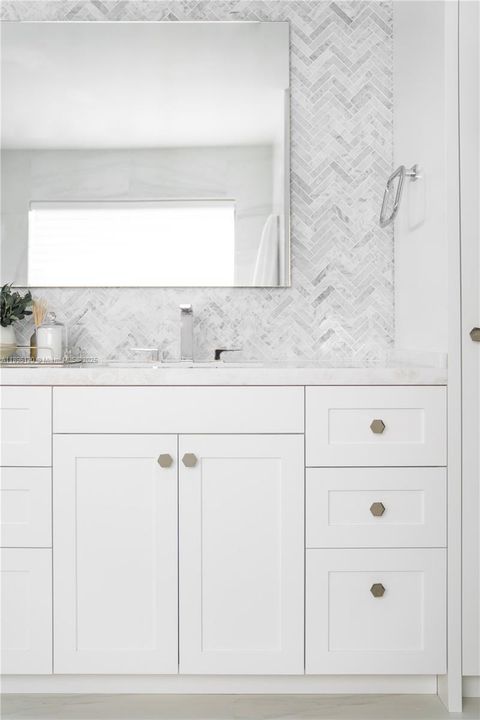 合同活跃: $3,600,000 (4 贝兹, 4 浴室, 2750 平方英尺)