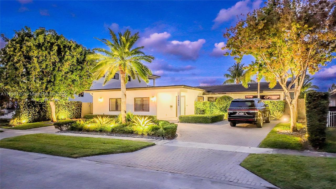 合同活跃: $3,600,000 (4 贝兹, 4 浴室, 2750 平方英尺)