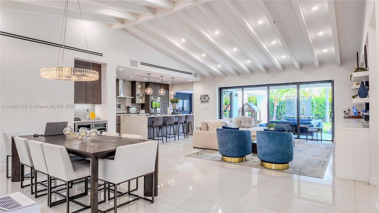 合同活跃: $3,600,000 (4 贝兹, 4 浴室, 2750 平方英尺)