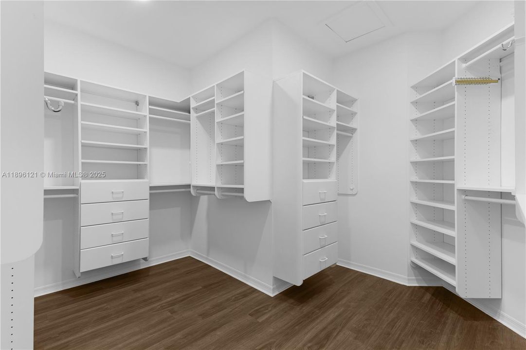 Под контрактом: $6,500 (4 спален, 3 ванн, 3054 Квадратных фут)