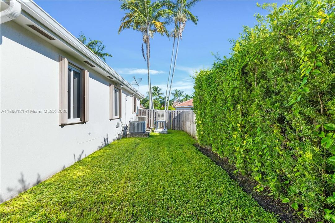 Под контрактом: $6,500 (4 спален, 3 ванн, 3054 Квадратных фут)