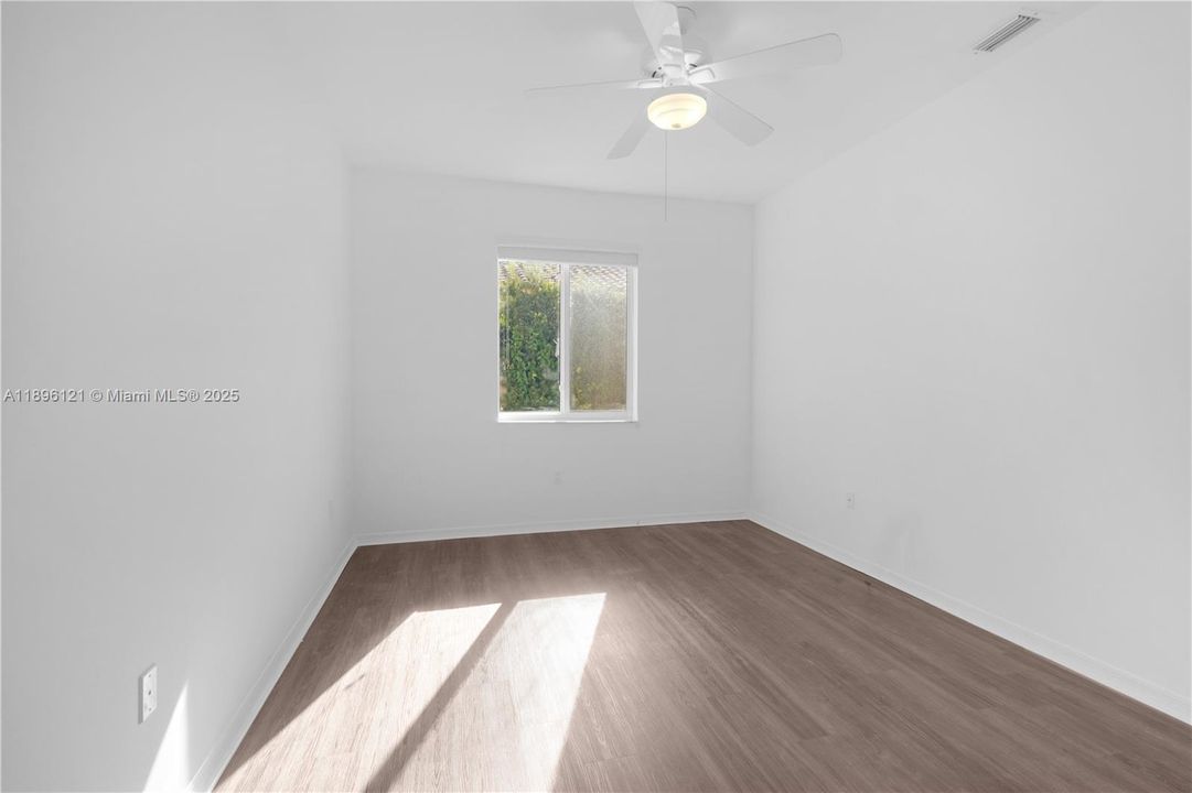 Под контрактом: $6,500 (4 спален, 3 ванн, 3054 Квадратных фут)