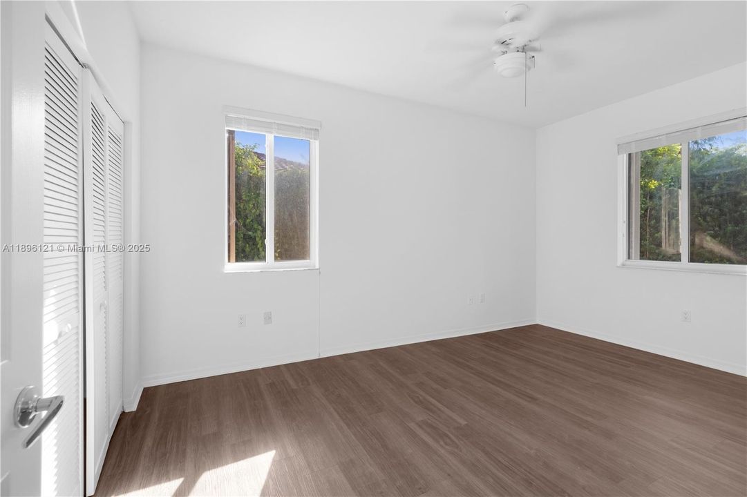 Под контрактом: $6,500 (4 спален, 3 ванн, 3054 Квадратных фут)