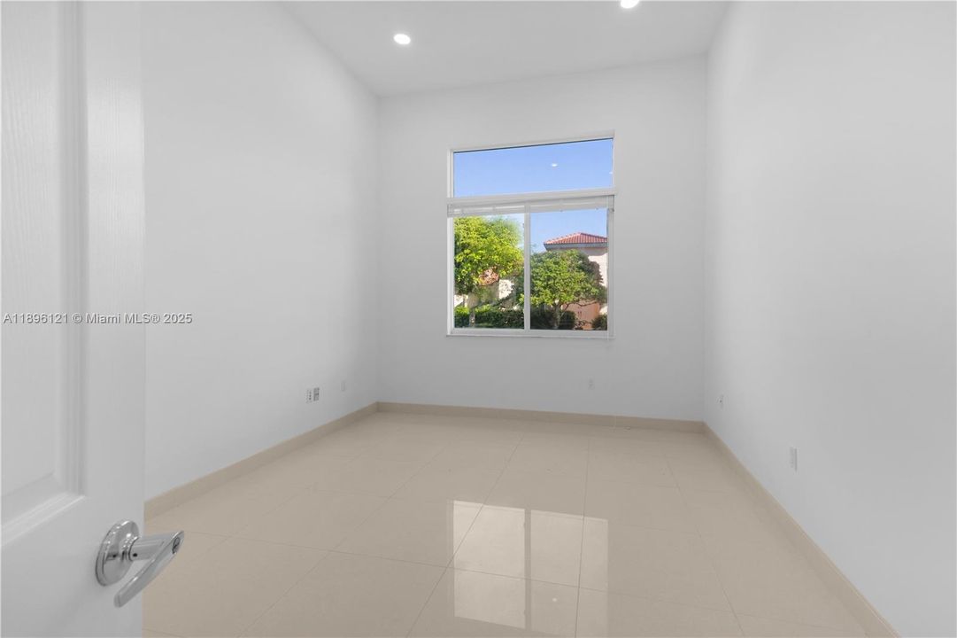 Под контрактом: $6,500 (4 спален, 3 ванн, 3054 Квадратных фут)