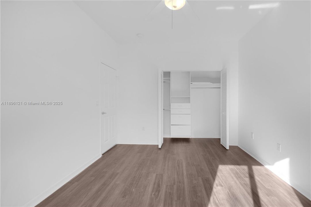 Под контрактом: $6,500 (4 спален, 3 ванн, 3054 Квадратных фут)