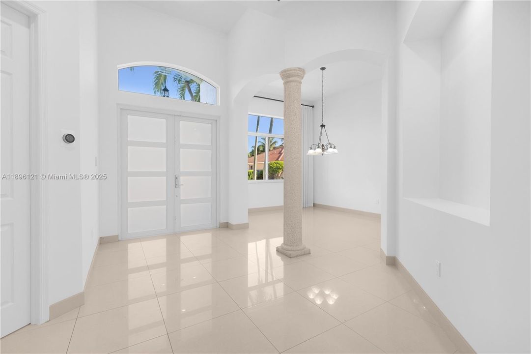 Под контрактом: $6,500 (4 спален, 3 ванн, 3054 Квадратных фут)