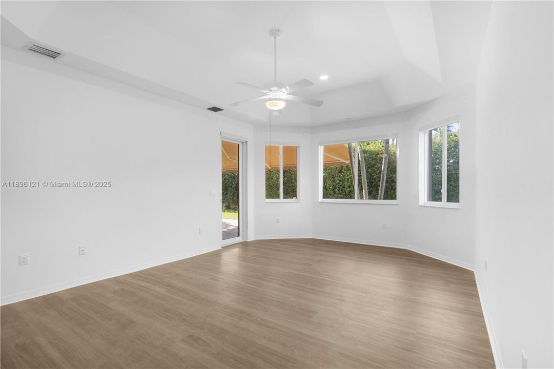 Под контрактом: $6,500 (4 спален, 3 ванн, 3054 Квадратных фут)