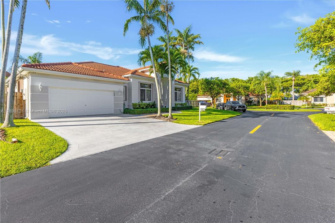 Под контрактом: $6,500 (4 спален, 3 ванн, 3054 Квадратных фут)