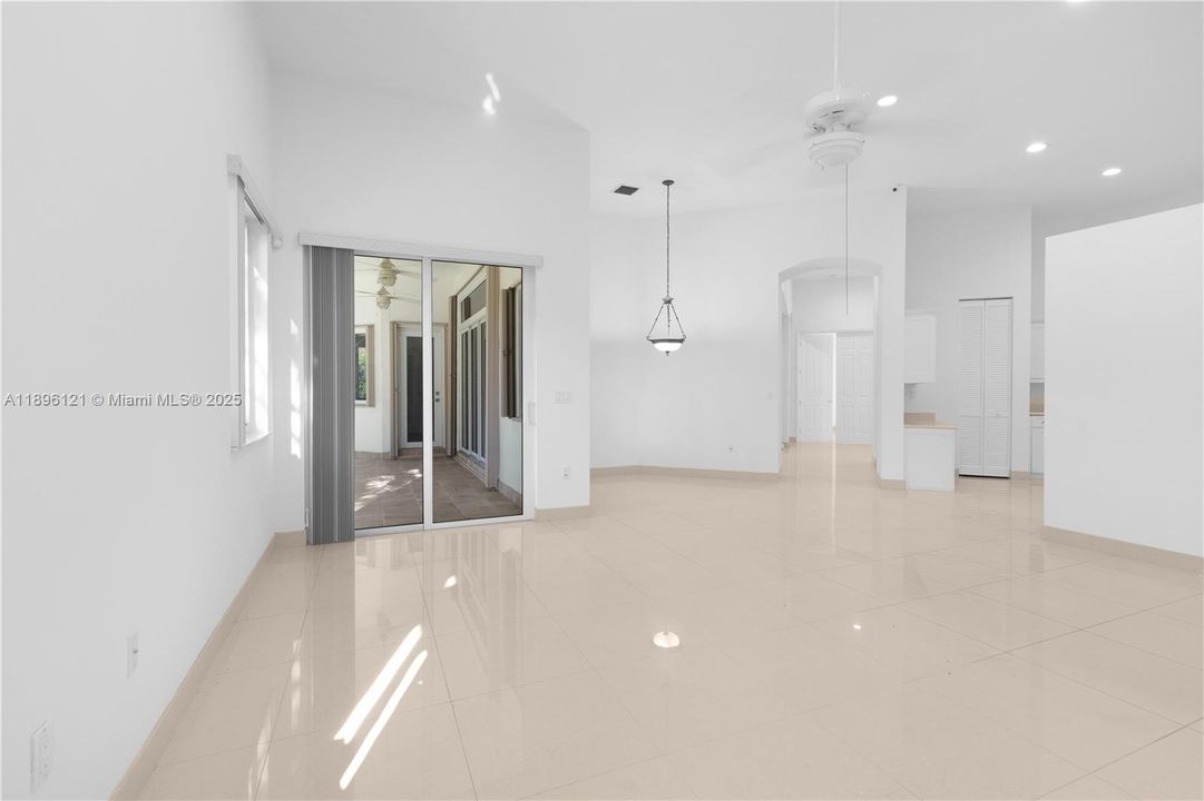 Под контрактом: $6,500 (4 спален, 3 ванн, 3054 Квадратных фут)