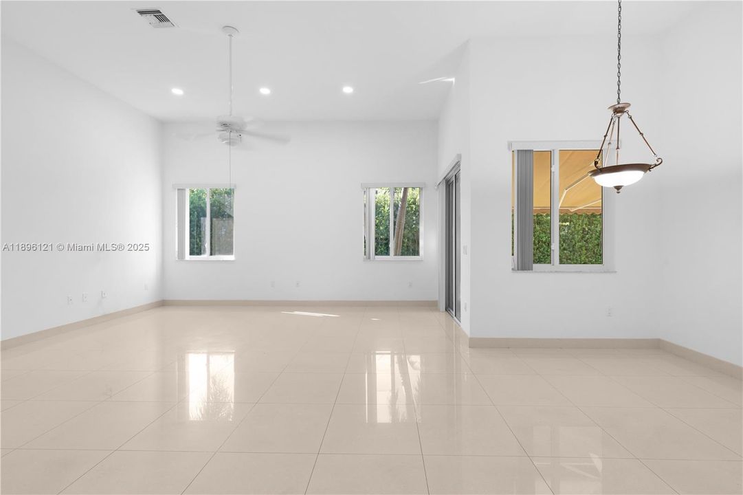 Под контрактом: $6,500 (4 спален, 3 ванн, 3054 Квадратных фут)