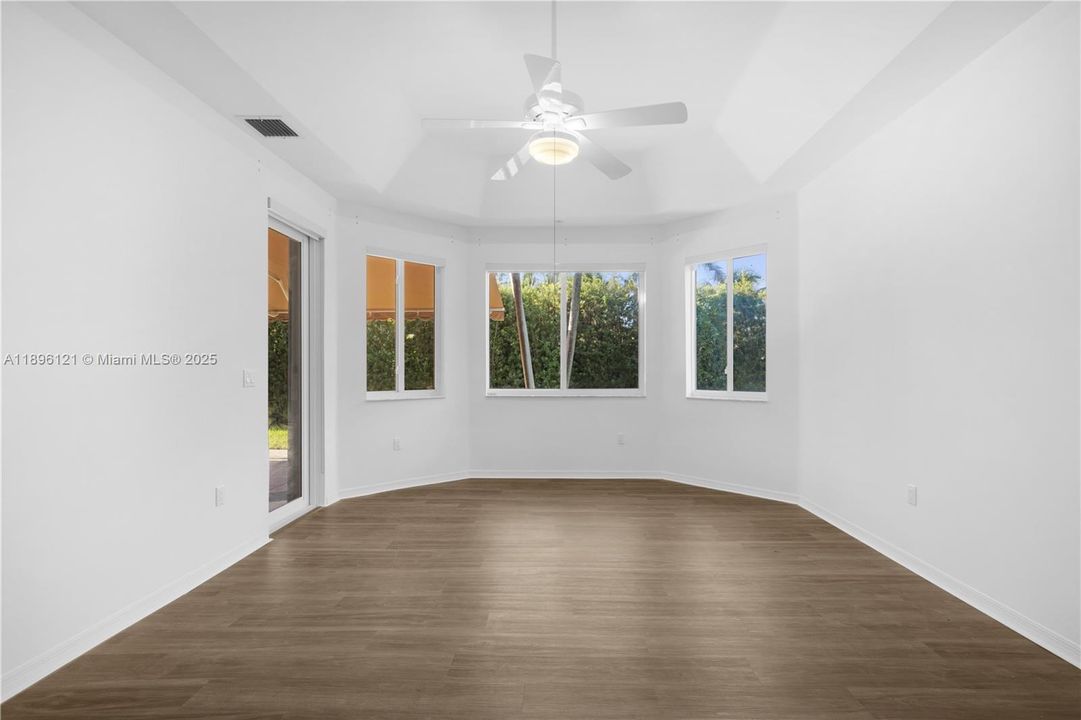 Под контрактом: $6,500 (4 спален, 3 ванн, 3054 Квадратных фут)