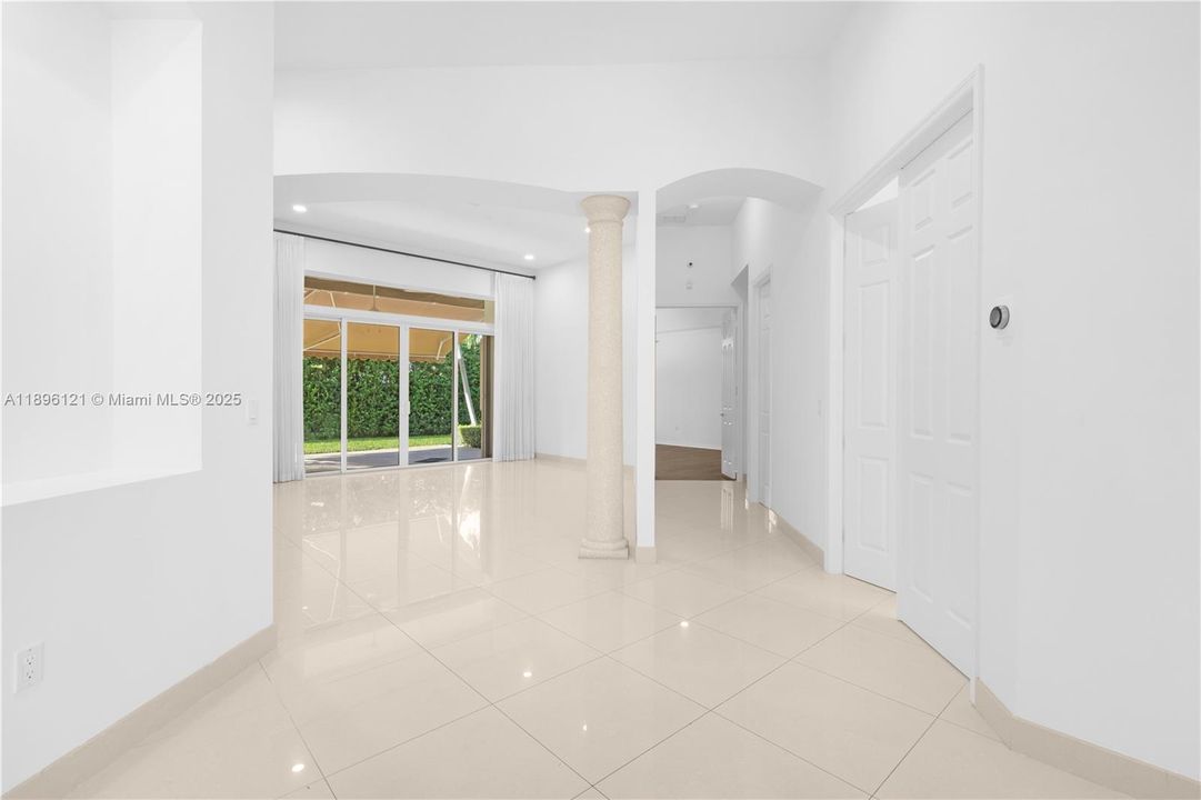 Под контрактом: $6,500 (4 спален, 3 ванн, 3054 Квадратных фут)