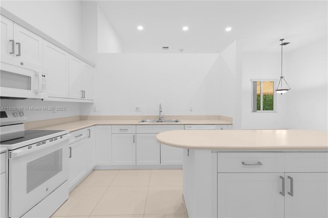 Под контрактом: $6,500 (4 спален, 3 ванн, 3054 Квадратных фут)