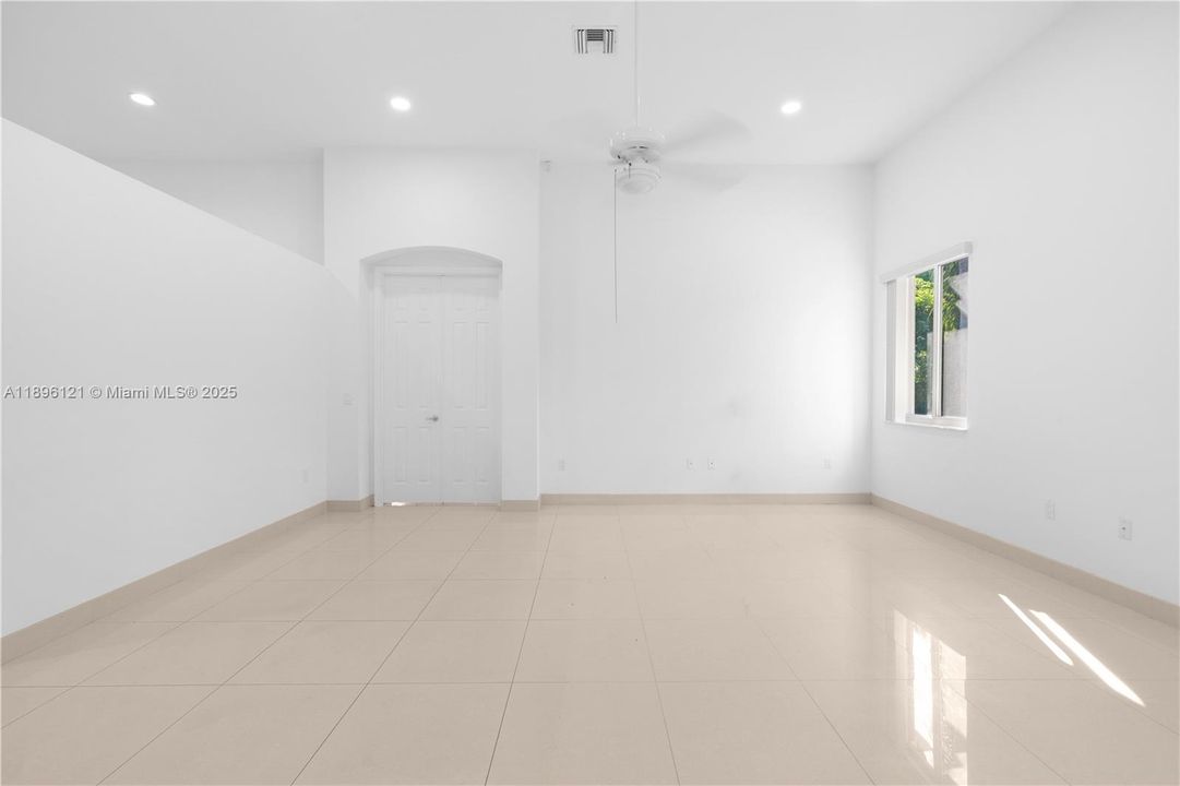 Под контрактом: $6,500 (4 спален, 3 ванн, 3054 Квадратных фут)