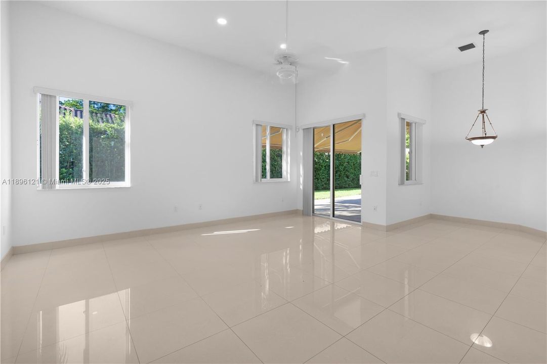 Под контрактом: $6,500 (4 спален, 3 ванн, 3054 Квадратных фут)