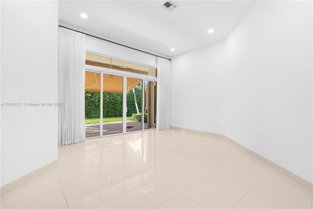 Под контрактом: $6,500 (4 спален, 3 ванн, 3054 Квадратных фут)