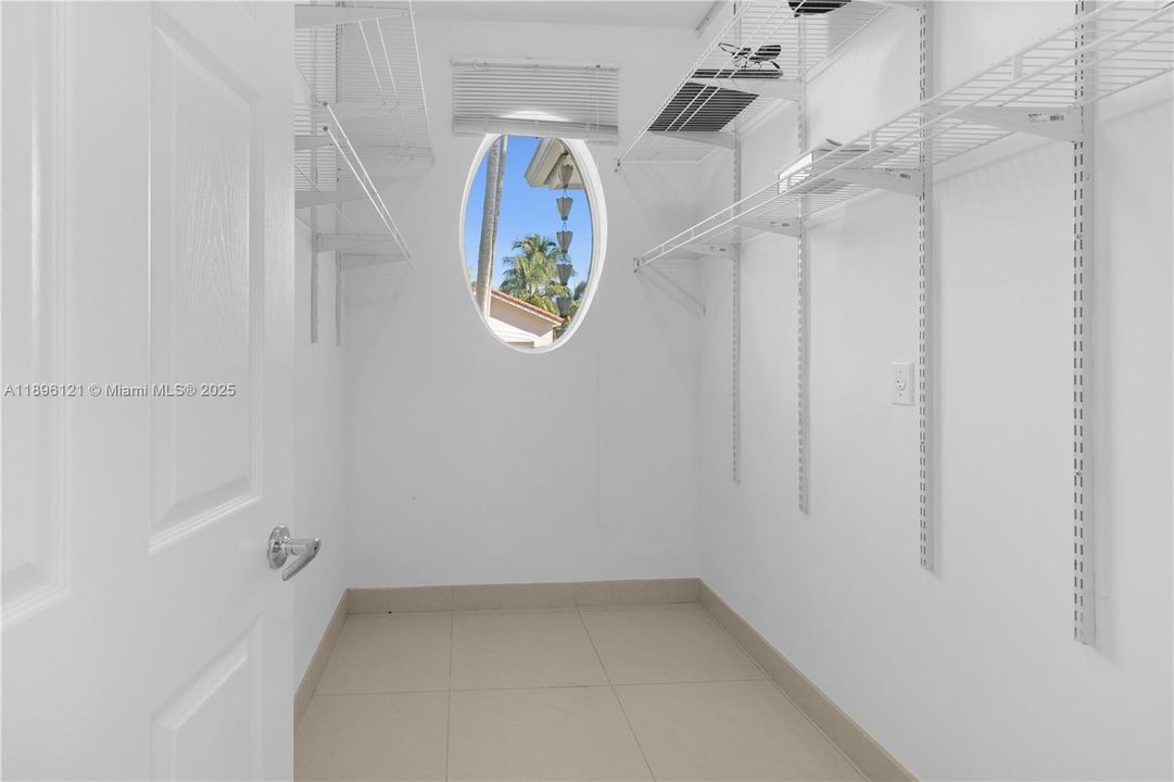 Под контрактом: $6,500 (4 спален, 3 ванн, 3054 Квадратных фут)